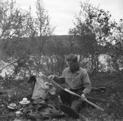 Eino Drannem på fisketur, stedet er ukjent.