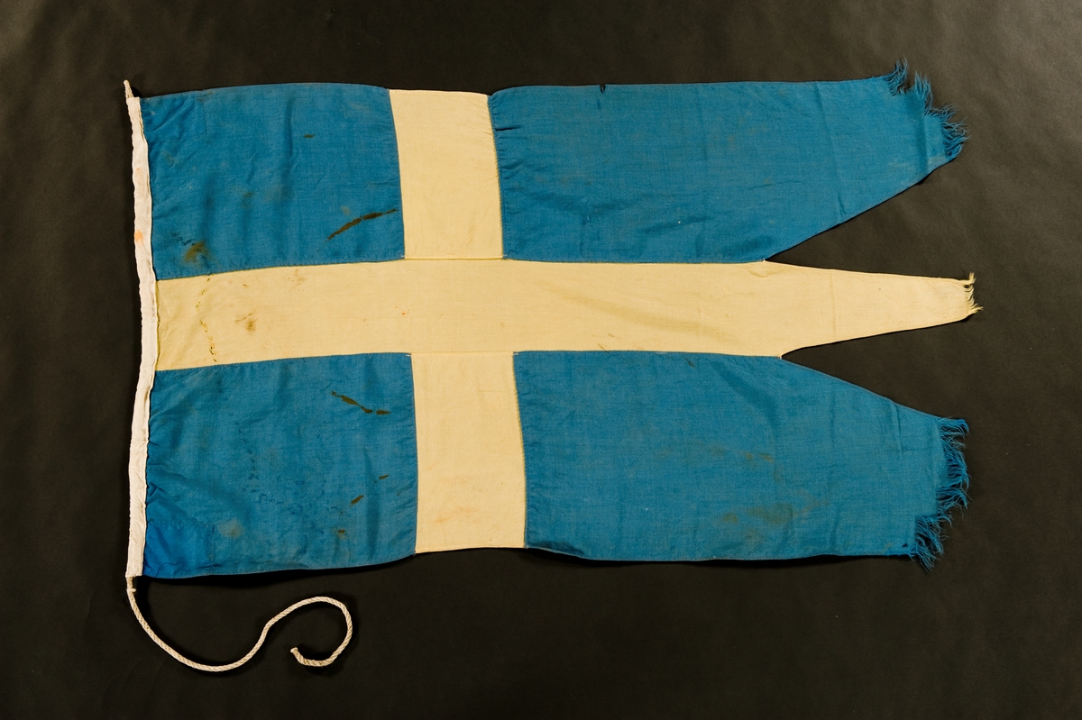 a) örlogsflagga, svensk. Tungorna nedslitna till hälften.
b) flagglina