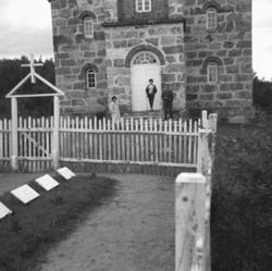 Familien Drannem, Jenny, Turid og Eino fotografert utenfor e