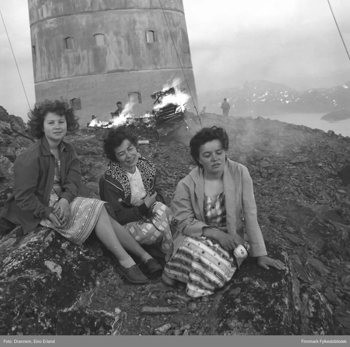 En del folk på fjellet Tyven ovenfor Hammerfest. De er fra venstre: Turid Karikoski, Jenny Drannem, Maija Hoikka (født Gerasimoff). Bildet er muligens fra Sankthansaften.