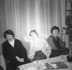 Tre jenter på julebesøk hos familien Drannem i Hammerfest. T
