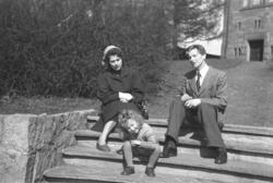 Familien Drannem sitter på en trapp. Jenny til venstre og Ei