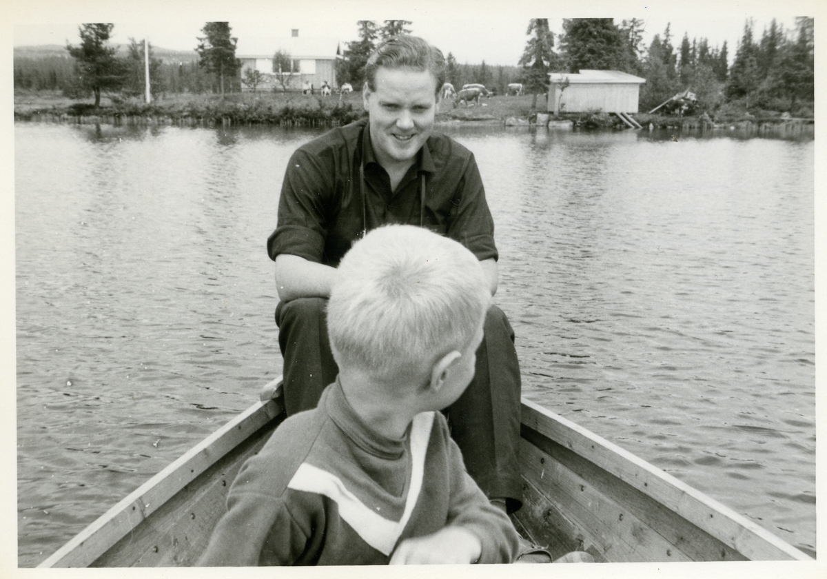 Ragnar Hagen og Leif Olav Hagen på båttur på Bukfyllvatnet. Ca 1963.