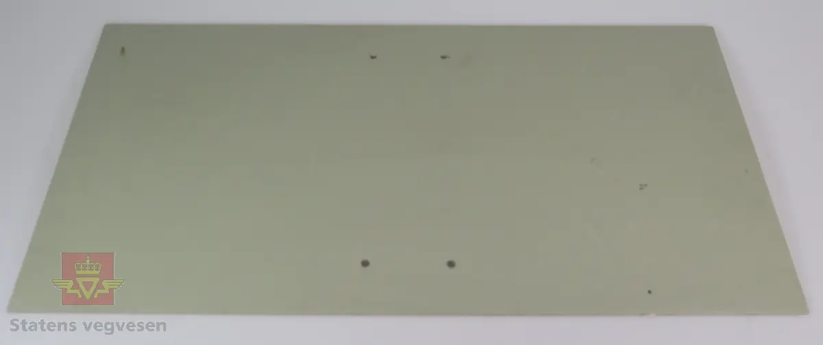 Rektangulært skilt av 3 mm aluminiumsplate. Hvit lysreflekterende tekst på grønn bunn. Hvit lyreflekterende bord langs kanten. Merket med teksten "E 134" og "BF 97". Fire hull for fastskruing.