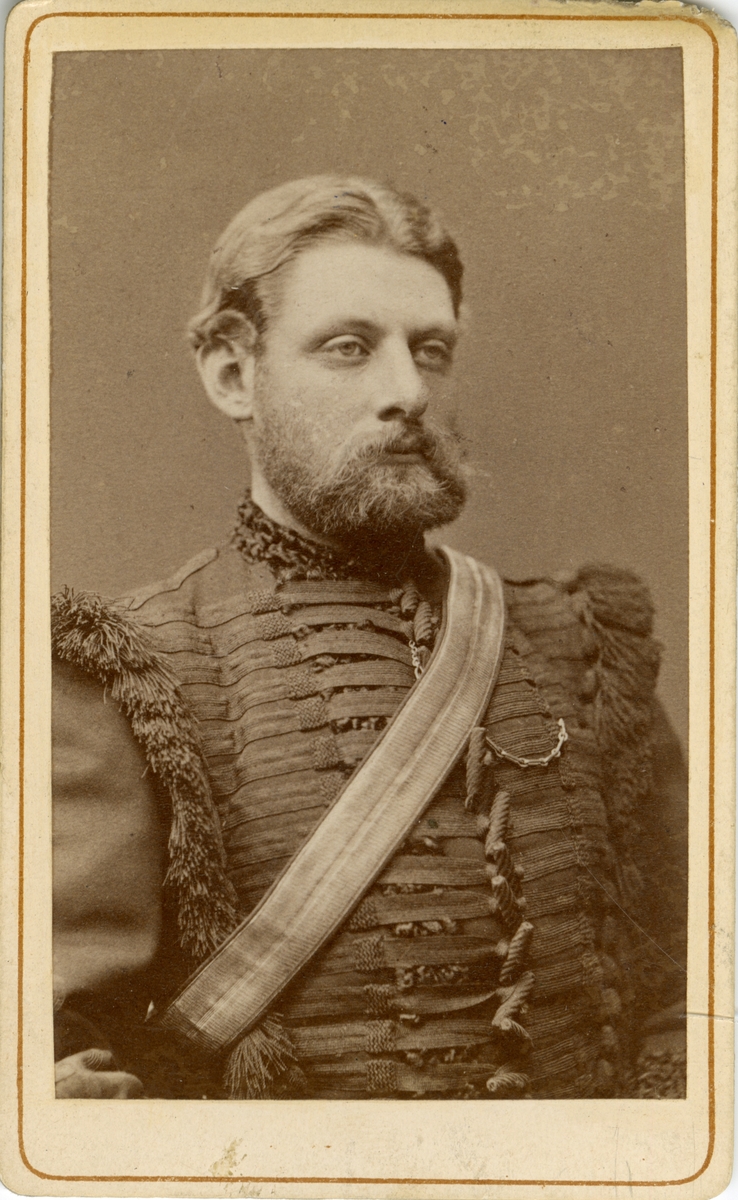 Porträtt av friherre Axel Gabriel Leijonhufvud, officer vid Livregementets dragoner K 2.
Se även bild AMA.0007829, AMA.0007832, AMA.0007855, AMA.0021847, AMA.0021878 och AMA.0021880.
