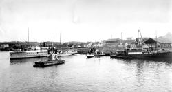 Skipsverft i Moss. Moss Værft på Jeløy, til høyre båten  D/S