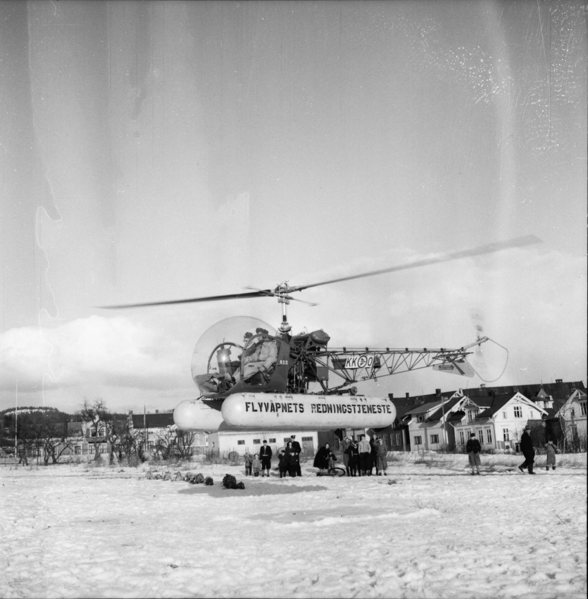 Vardens arkiv. "Flyvåpnets redningshelikopter på Prestejordet"  28.03.1954