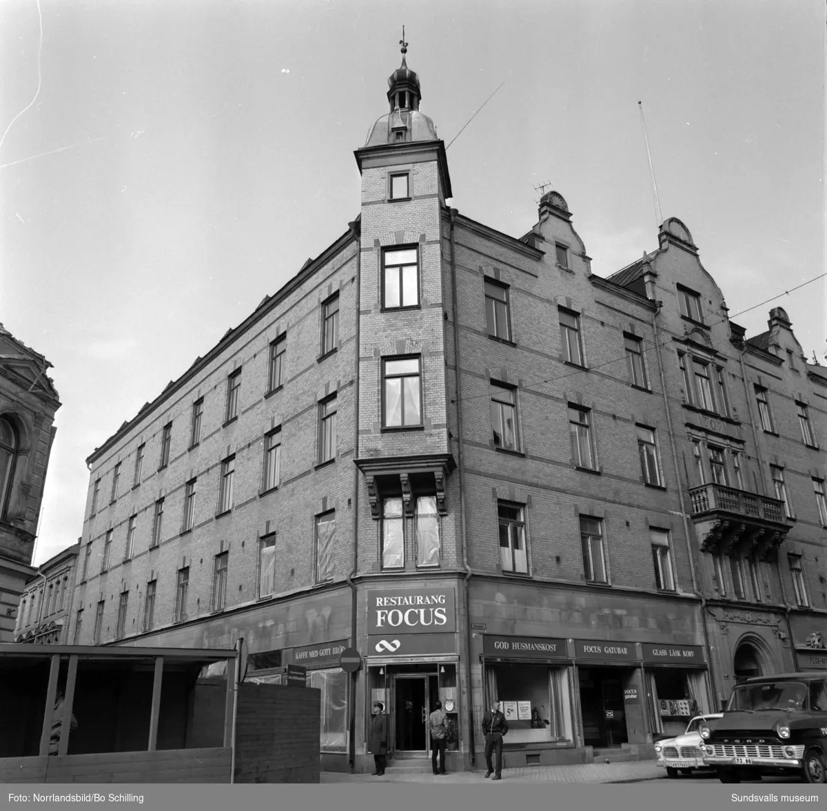 Fasader och fasaddetaljer på husen vid Sjögatan, Bankgatan och Storgatan i kvarteret Jupiter med butiker som Burmans, Focus-baren, Salong Femina, Sjöfartshotellet och Hobbyskärmar.