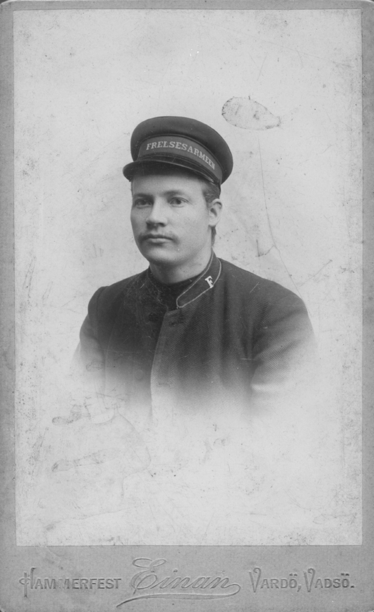 Portrett av Arvid Johansen, ikledd Frelsesarmeens uniform. Arvid arbeidet som baker i mange år, og var aktiv i frelsesarmeen.