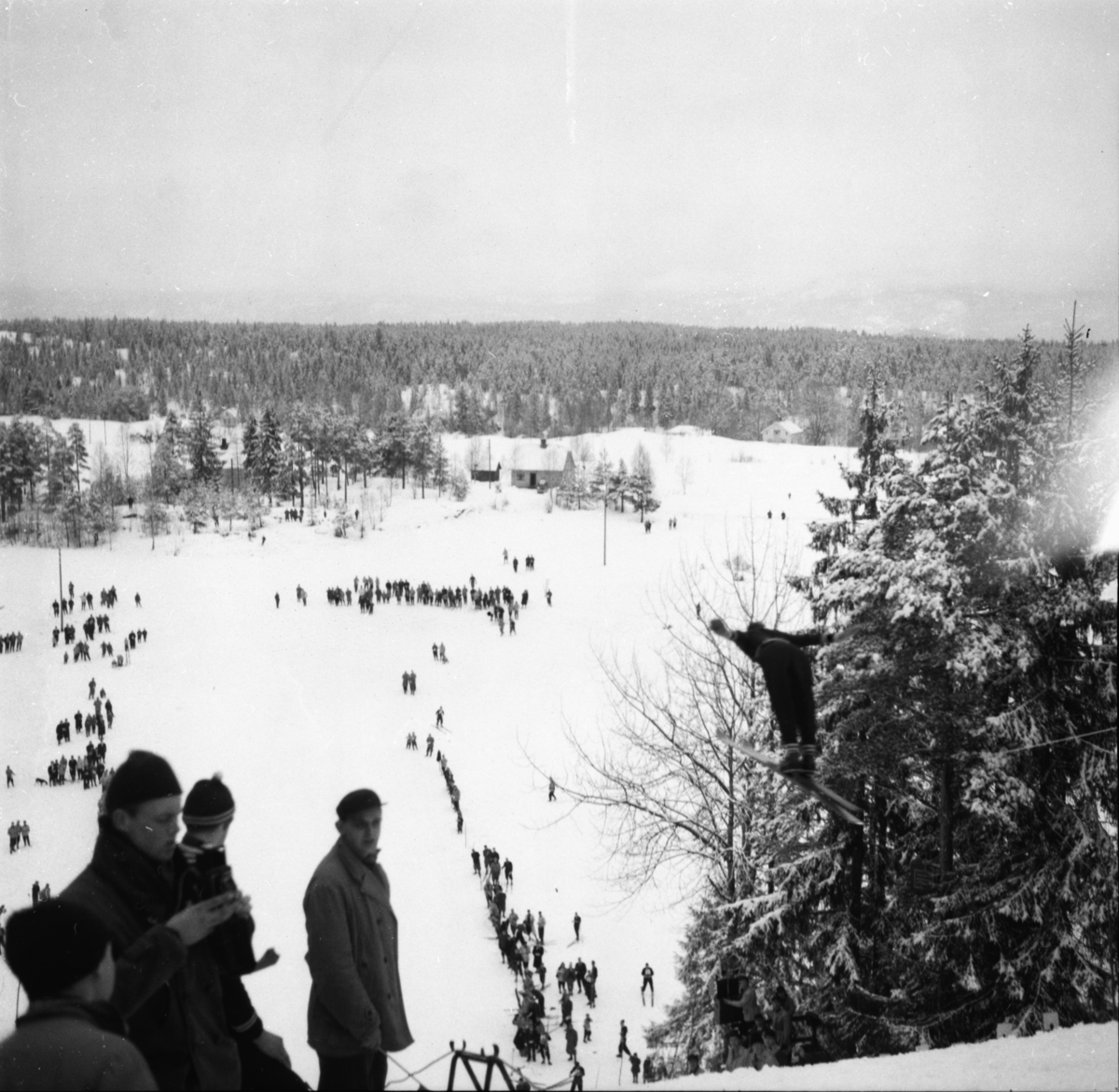 Vardens arkiv. "Skotfoss Turn & I arr. seniormesterskap i Hasselbakken"  21.03.1954