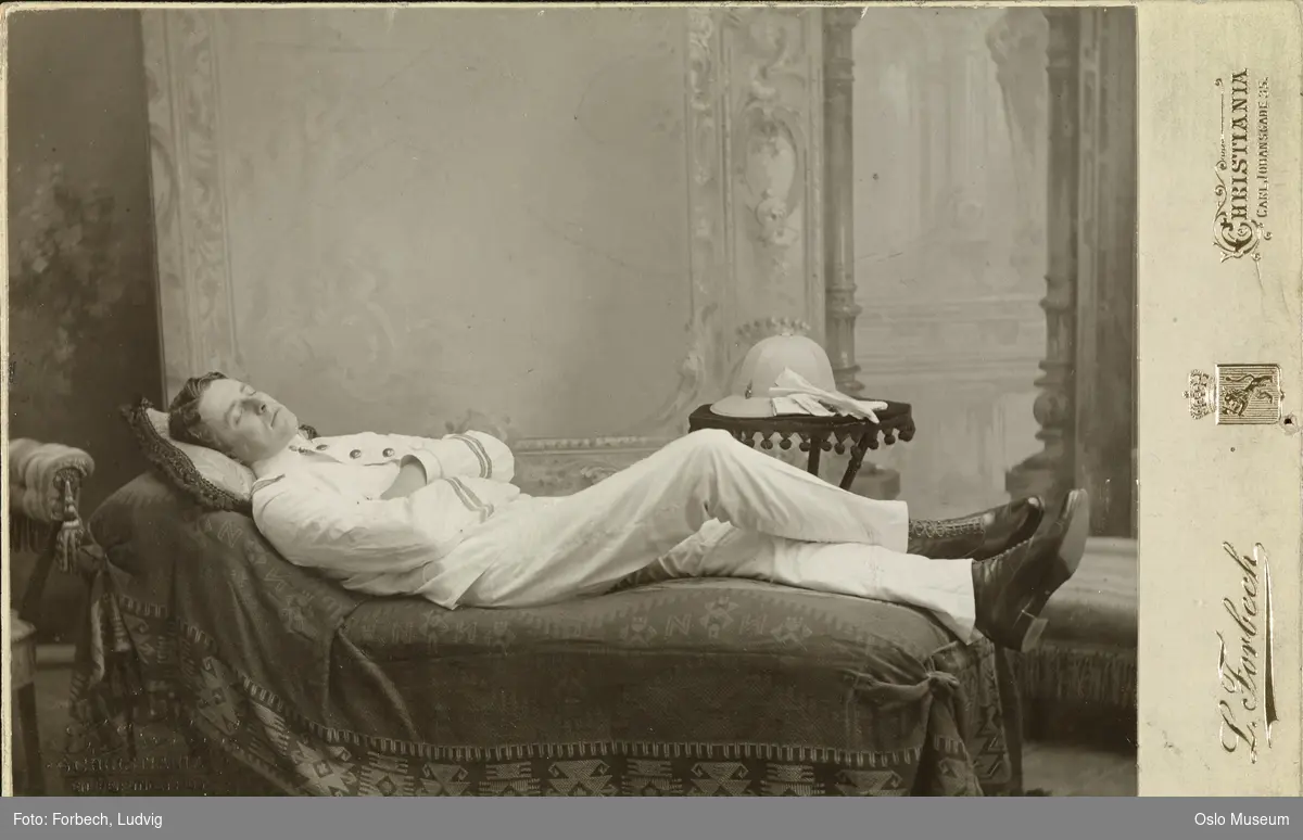 portrett, mann, skuespiller, rollebilde fra Fahlstrøms Theater, liggende helfigur på chaiselongue