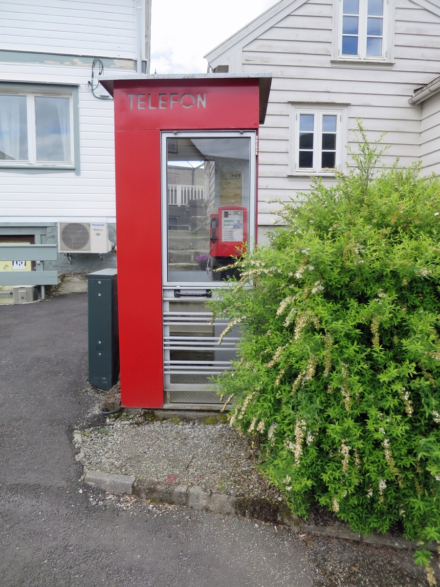 Telefonkiosken står ved Ølen kai, og er en av de 100 vernede telefonkioskene i Norge. De røde telefonkioskene ble laget av hovedverkstedet til Telenor (Telegrafverket, Televerket). 
Målene er så å si uforandret. 
Vi har dessverre ikke hatt kapasitet til å gjøre grundige mål av hver enkelt kiosk som er vernet. 
Blant annet er vekten og høyden på døra endret fra tegningene til hovedverkstedet fra 1933.
Målene fra 1933 var:
Høyde 2500 mm + sokkel på ca 70 mm
Grunnflate 1000x1000 mm.
Vekt 850 kg.
Mange av oss har minner knyttet til den lille røde bygningen. Historien om telefonkiosken er på mange måter historien om oss.  Derfor ble 100 av de røde telefonkioskene rundt om i landet vernet i 1997. Dette er en av dem.