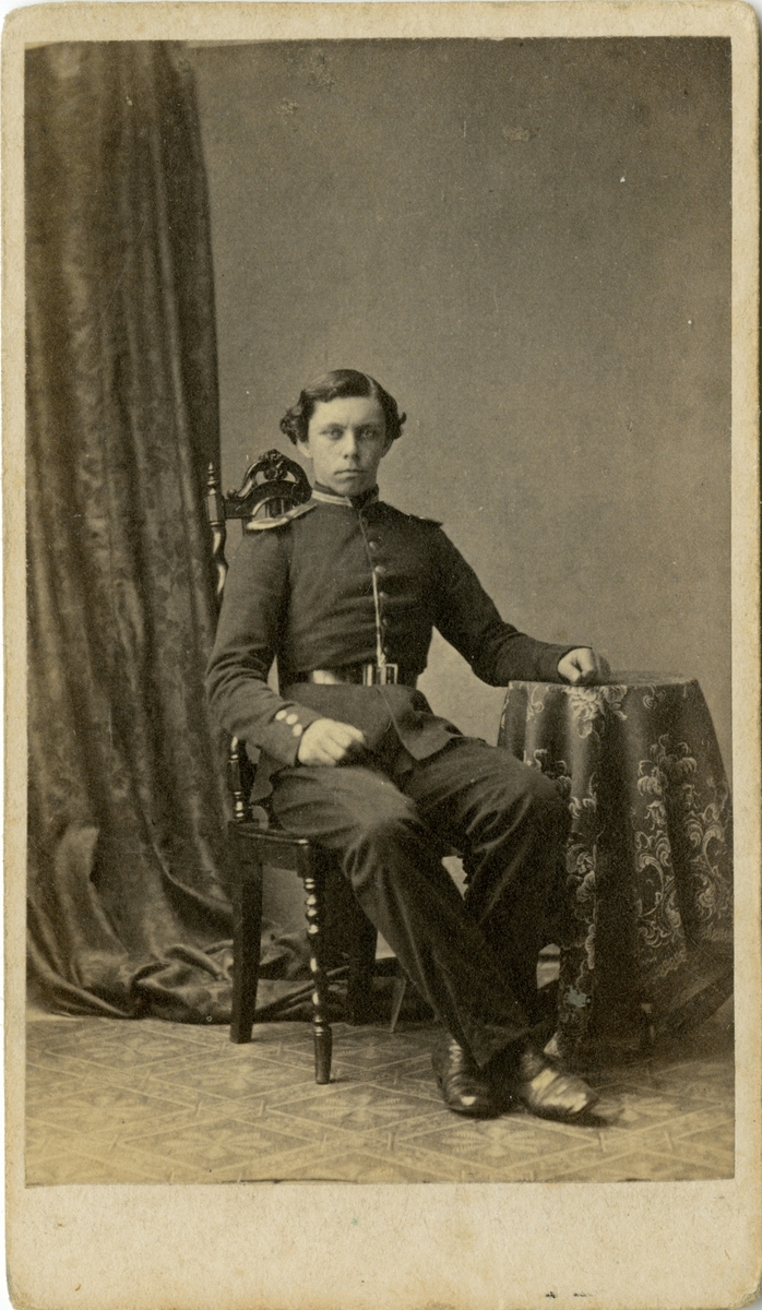 Porträtt av Carl Gustaf Albert Meurling, löjtnant vid Kalmar regemente I 20.

Se även bild AMA.0002200.