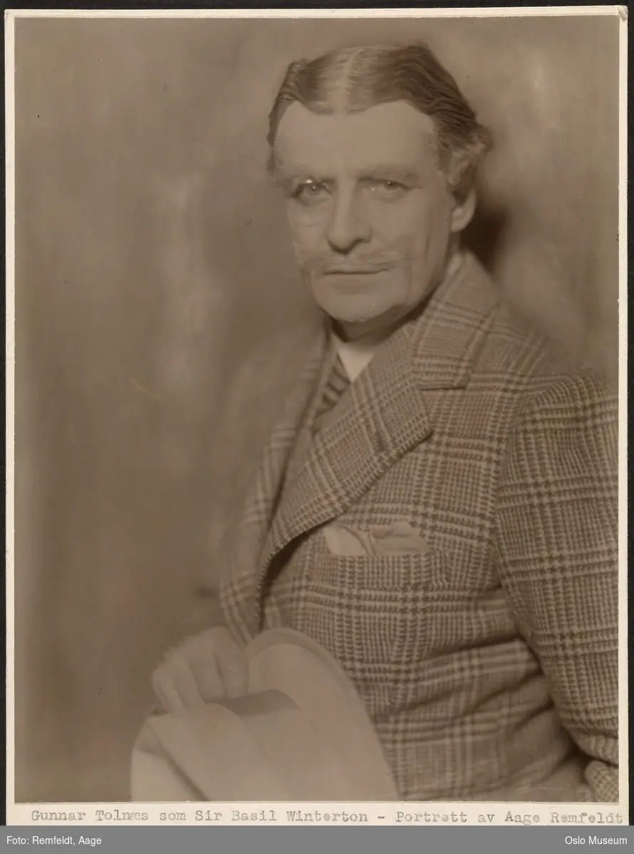portrett, mann, skuespiller, rollebilde, Sir Basil Winterton i "En ungkarspappa" på Nationaltheatret, brystbilde, kostyme, lorgnett, hatt i hånden