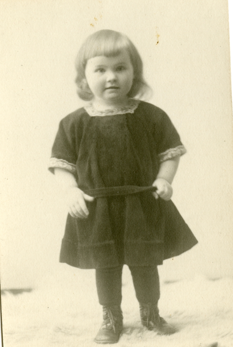 Barnefoto av Randi Islandsmoen, 1922.