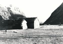 Gammle hus med Sunndalen i bakgrunnen.