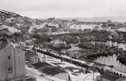 Gjenreisning. Honningsvåg med brakkebebyggelse og fiskeflåte