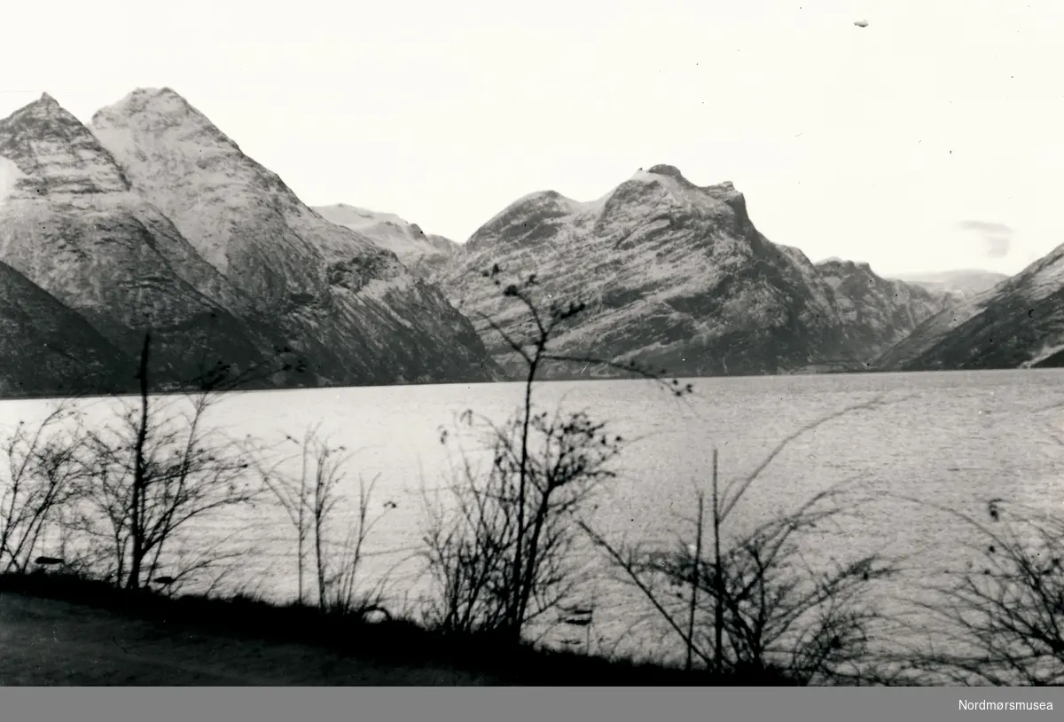 Sunndalsfjorden. Bildet er tatt på Opdøl om vinteren i retning Sunndalsøra. Kalken er fjellet i midten i bakgrunnen.