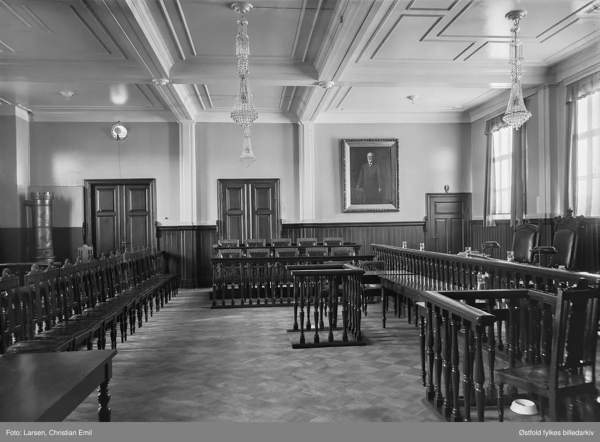 Rettslokale i Domhuset i  Sarpsborg. Interiør fra 1920-30-tallet.