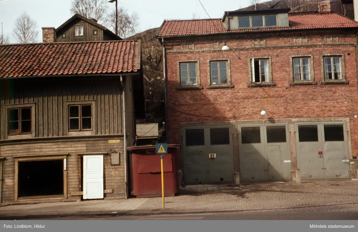 Byggnader vid Gamla Torget i Mölndal, ca 1962. Till vänster ses del av huset Kvarnbygatan 39. Till höger ses huset Kvarnbygatan 41, tidigare brandstation och garage för polisbilar, numera Mölndals målarskola.

För mer information om bilden se under tilläggsinformation.
