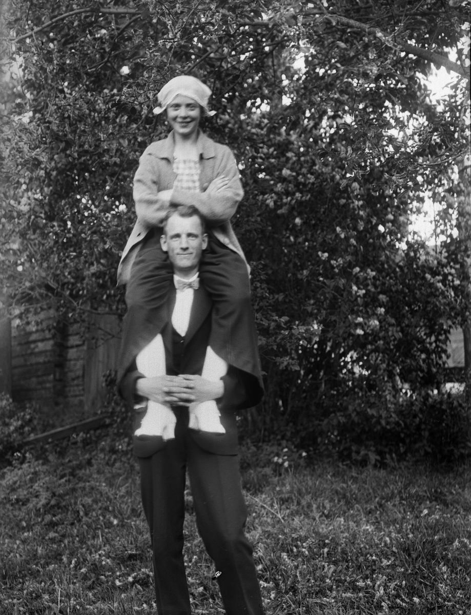 "Gunnar Karlkvist, Stockholm med  Greta Anderson på ryggen", Sävasta, Altuna socken, Uppland 1919