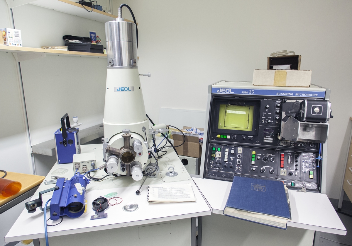 Svepelektronmikroskop med anslutning av kamerahus, för fotografering av biologiska preparat. Består av undernummer TM45319:1-19.