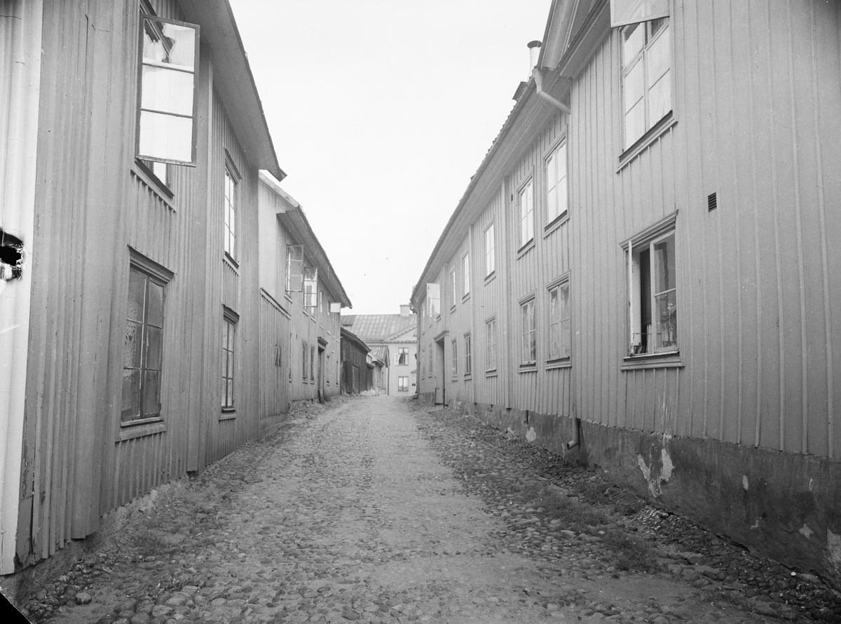 Bild från söder i Örebro. Näbbgränd från Drottninggatan västerut. I fonden Kyrkogårdsgatan.