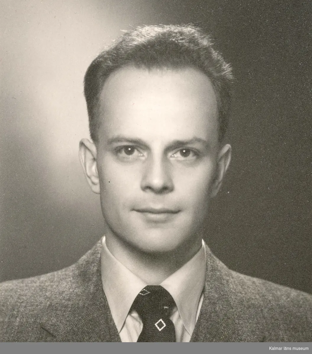 Porträtt av byggnadsingenjör Sven L Sjöwall (född 1916 död 2005). Verksam som byggnadsinspektör och fastighetschef i Nybro kommun. Drev egen firma och är arkitekt eller konstruktör till många byggnader i Nybro.