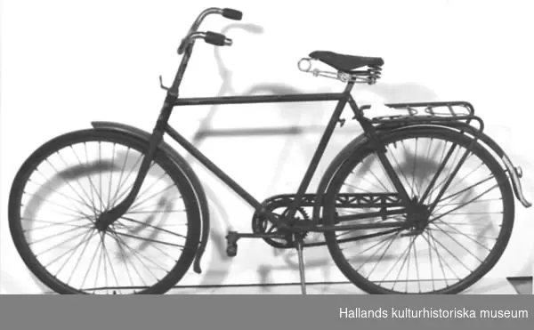 Cykel, herrmodell, av märket Husqvarna, med kattöga baktill, lås och gummihandtag.