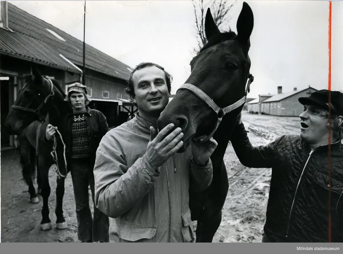 Olle Goop, välkänd travtränare stationerad på Åby tillsammans med personal 1972.

Blandade bilder inslamlade i samband med dokumentation av Åby Stallbacke och Stallgårdarna 2015.