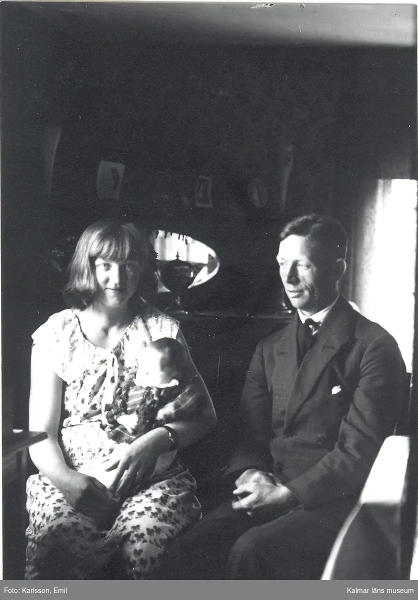 Makarna Edith och Gustav Johansson, Hälsingö, med sonen Åke. Edith född i Smedstorp, syster till Iwar Ohlsson.