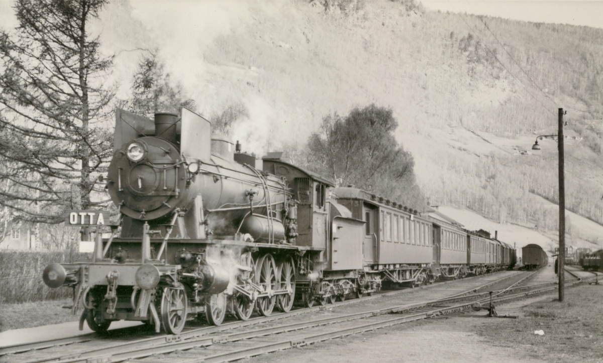 Tog 308 fra Otta til Oslo Ø på Otta stasjon. Toget trekkes av damplokomotiv type 30a.