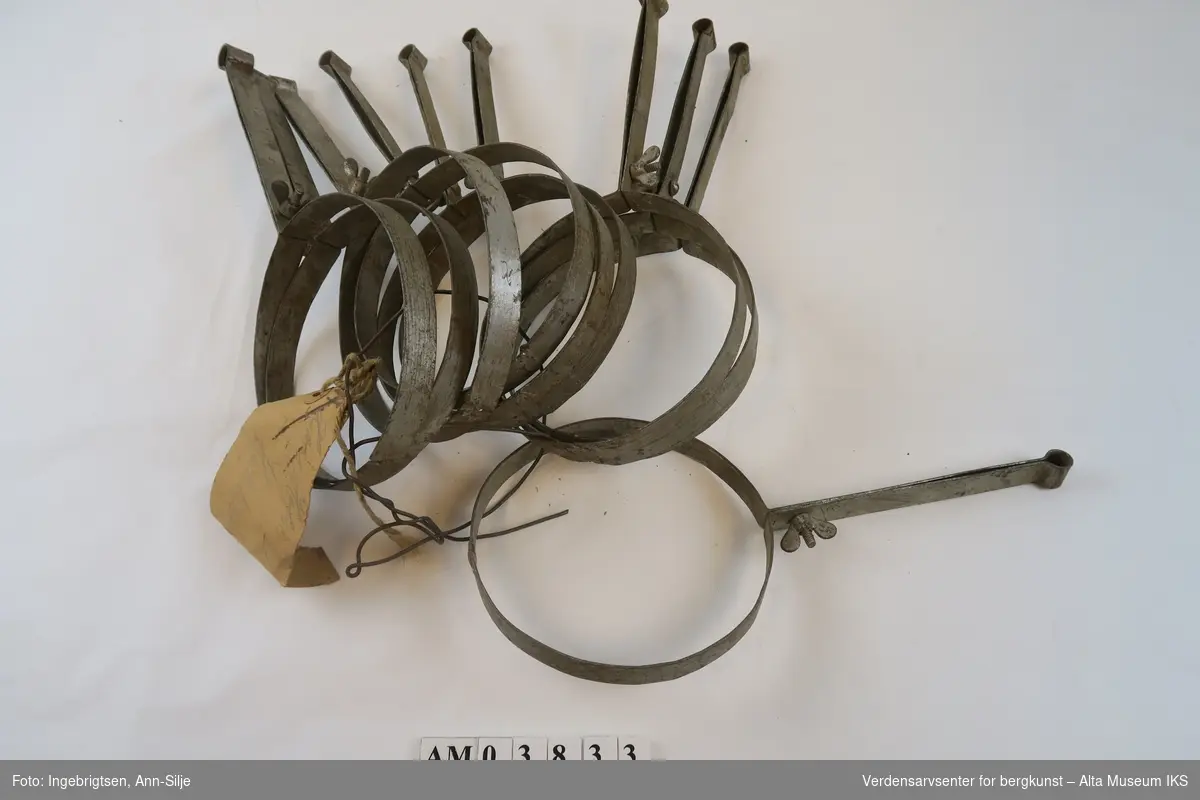 Et knippe med 10 holdere. En holder er formet som en ring med håndtak. Hvert håndtak har en skrue med vingemutter nær ringen. I knippet er det knyttet et tau med en lapp med skrift på.