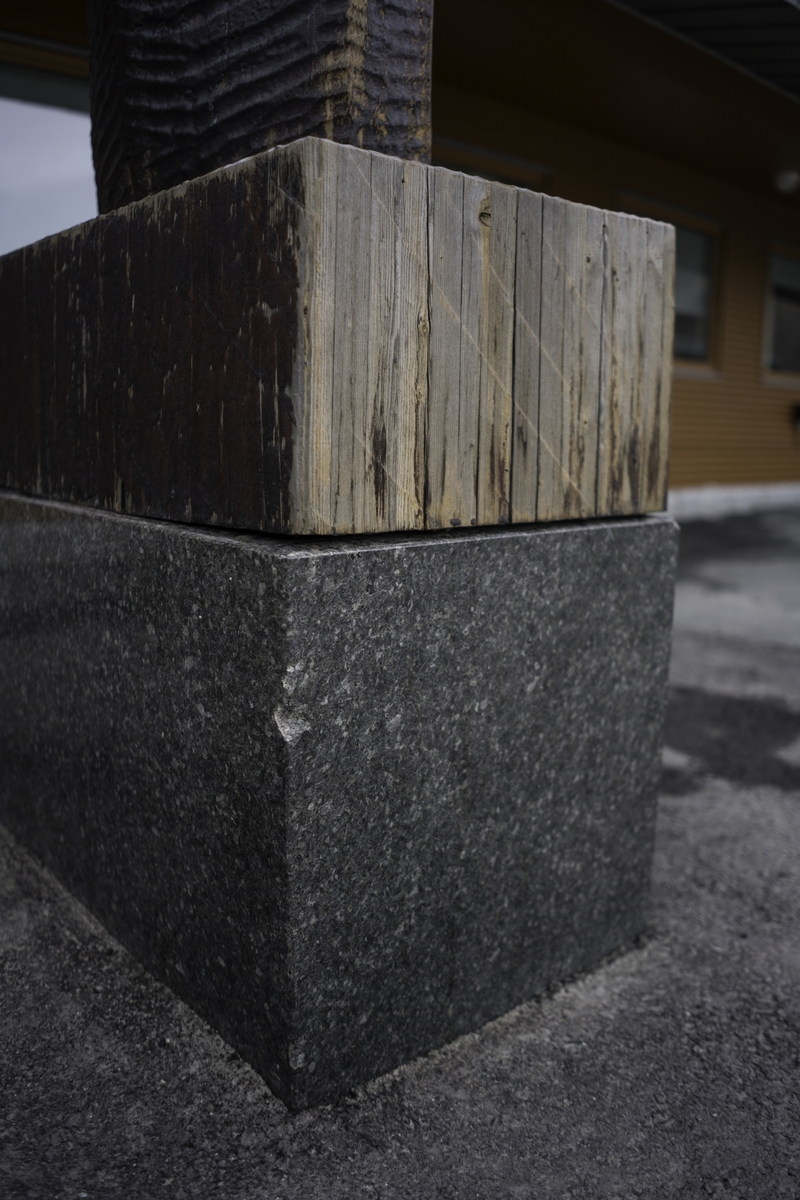 I 1995 brant Sysselmannens kontor til grunnen. Flere av kunstverkene ble ødelagt.

Da et tilbygg til sysselmannskontoret ble oppført i 2015, ble to kunstverk, Axel Tostrups treskulptur ved kontorbyggets inngangsparti og Ludvig Eikaas’ relieff i byggets resepsjonsområde, restaurert av konservatorer fra museet på Svalbard.