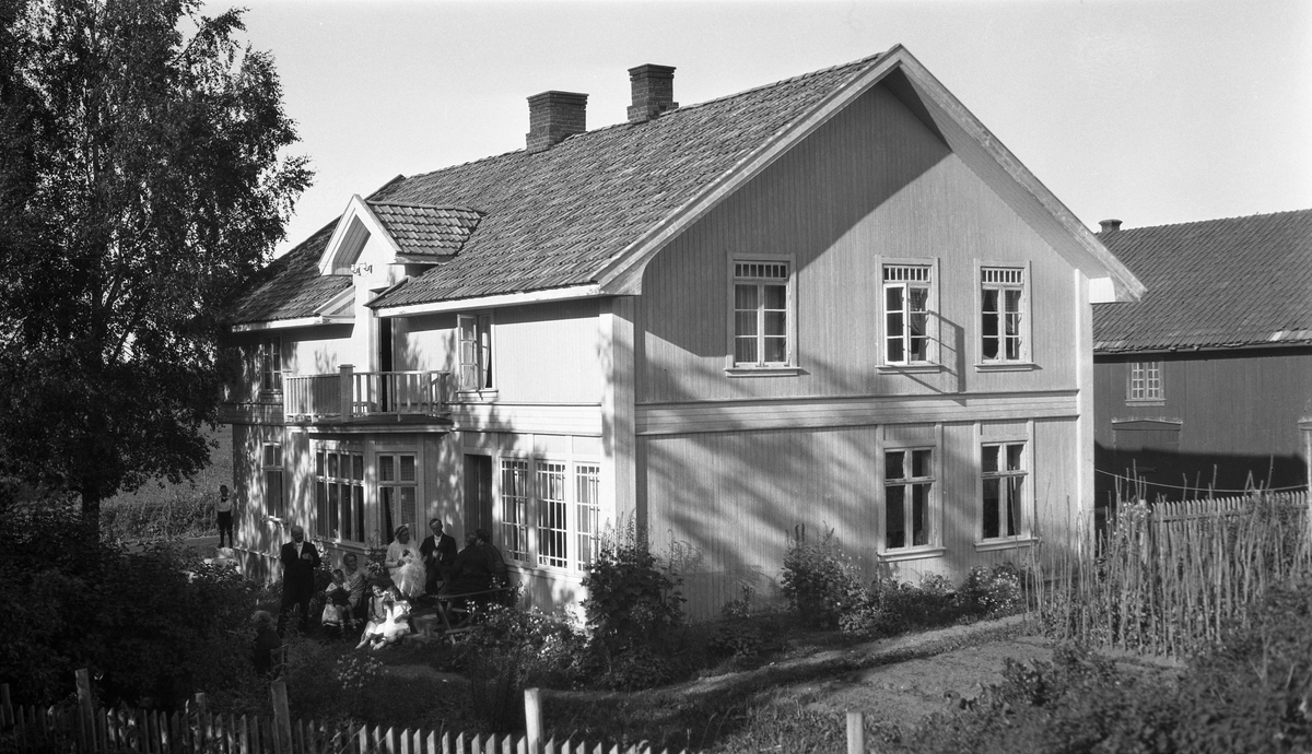 Seks bilder fra et bryllup på Narumsflaten i Kolbu 13.juli 1926. Brudeparet er Helene Hansen Narum og Mikkel Sveinson. Mikkel var farmer i Nord Dakota, mens Helene drev/hadde drevet forretning flere steder i Kolbu og Østre Toten. Senere samme år reiste de begge til USA, og ble der.
De to første bildene er tatt foran det som sansynligvis var Helenes hus på Narumsflaten, og viser brudeparet sammen med en rekke gjester. De to neste er av brudeparet, mens de to siste er oversiktsbilder over huset, og med noen personer foran. I bakgrunnen på bilde seks ser man ei pipe som sannsynligvis er på Narums-meieriet.
Noen personer utenom brudeparet er identifisert, mer eller mindre sikkert. Navnsettingen refererer til bilde nr. 1:
Bakerste rekke fra venstre: Johanne Nøkleby, Aase Narum (Faarlund), Klara Moldstad (nr.3 fra høyre). Rett bak brura sitter Johan Narum (kjøpmann på Lena), og til venstre for ham Mina Bjerke. Ellers sittende fra høyre: Presten Norseth? (nr. 2), Harald Narum? (nr. 3), Johanne Blilie Narum (i lys kjole til høyre for brudgommen), Finn Narum (smågutten mellom brudeparet). Foran fra høyre (barn som sitter): Mathias Narum, Gunnar Narum, Gerd Narum (Prestesæter), Roar Narum, Arne Narum.