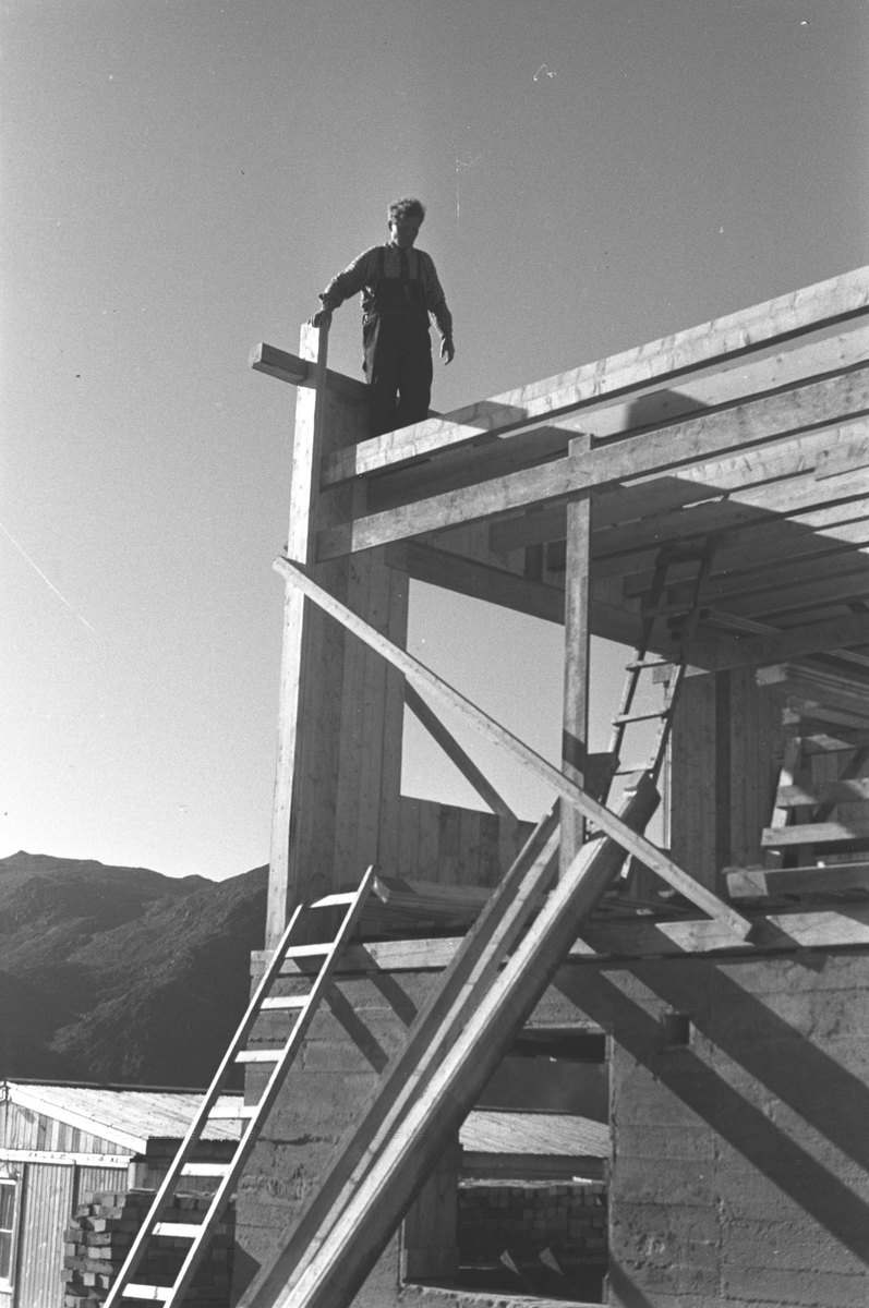 Gjenreisning. Honningsvåg. Snekker Alfred Pettersen setter opp et hus. 1946/47.
