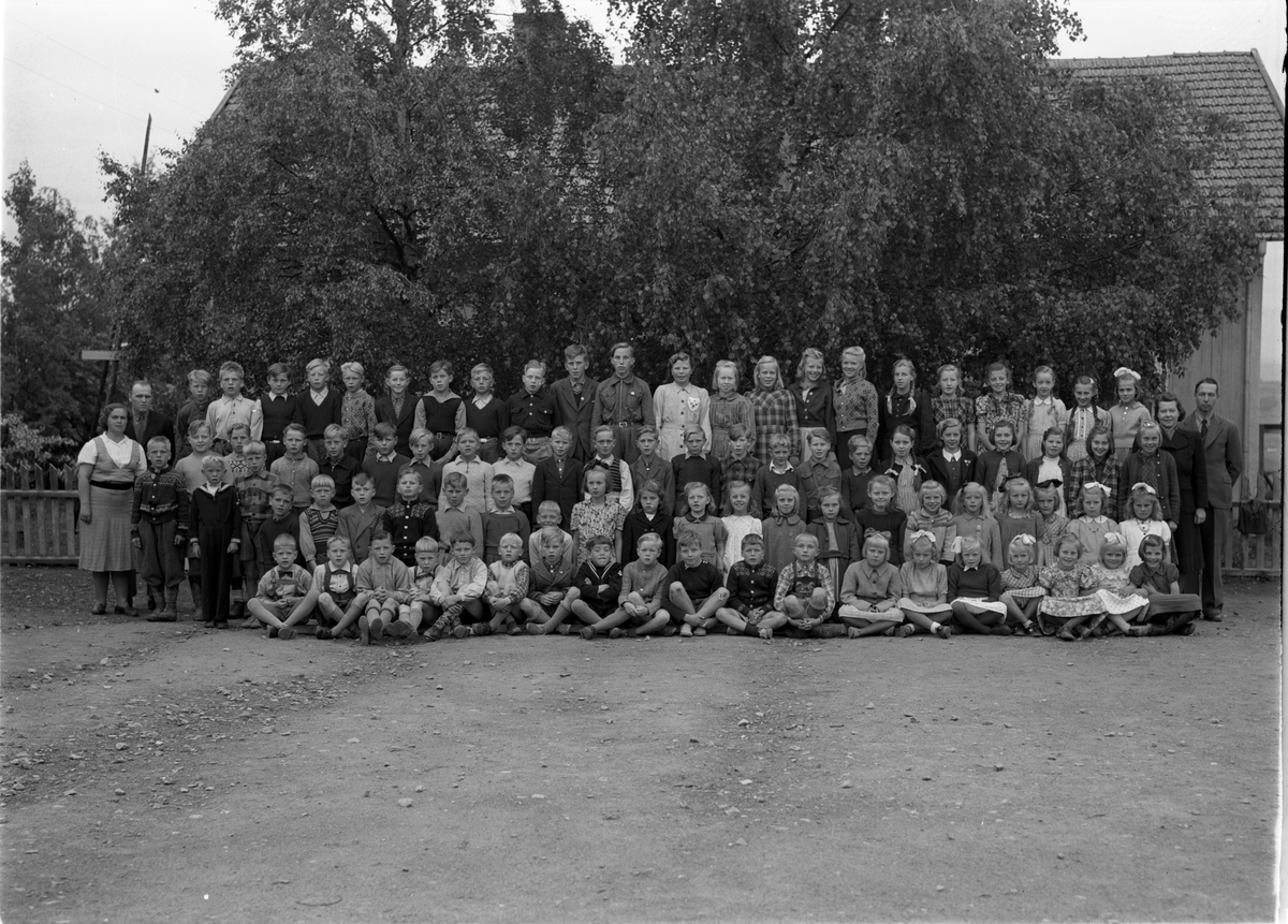 Skolebilde fra Vilberg skole, Ø.Toten, juni 1947. Ni bilder der personene er nummerert på nr. 8 (tilsvarer bilde nr. 1 og 2), mens nr. 9 er navneliste. Bilde 1 og 2 er identiske, mens det er en marginal endring på bildene 3-7 ift. de to første. Det gjelder blandt guttene som står lengst til venstre ved sida av Iris Hågård, der nummer 42 på bildet med nummer synes ikke å være med på de fem siste.