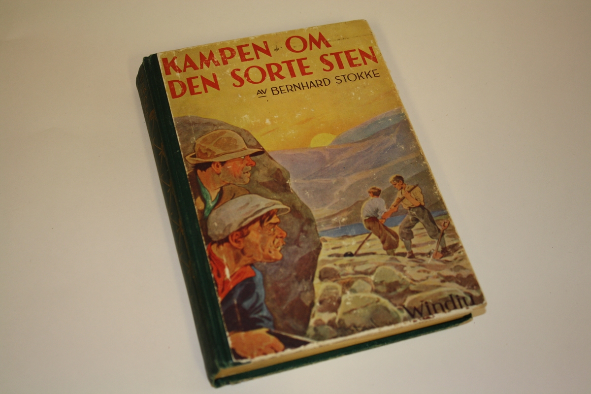 "Kampen om den sorte sten" av Berhard Stokke. "Guttebok" fra 1930-tall. Utgitt på Windju Simonsen forlag, Oslo, i 1934.
