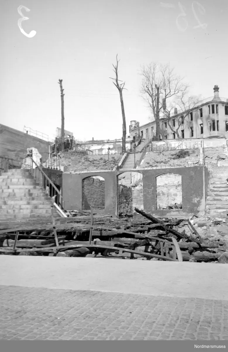 Ruinene av Knudtzongården etter tyskernes bombing. I bakgrunnen ser vi Grand Hotell. Bildet er tatt 14. juli 1949. Nordmøre Museums fotosamling