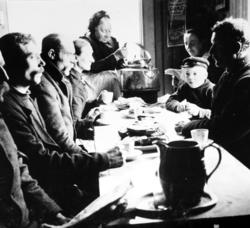 Et interiørfoto fra Marit Fladvads kafe, hvor vi ser en grup