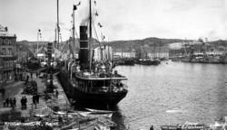 Vågekaia med to Bergens-båter. I fisketrappa ligger en samli