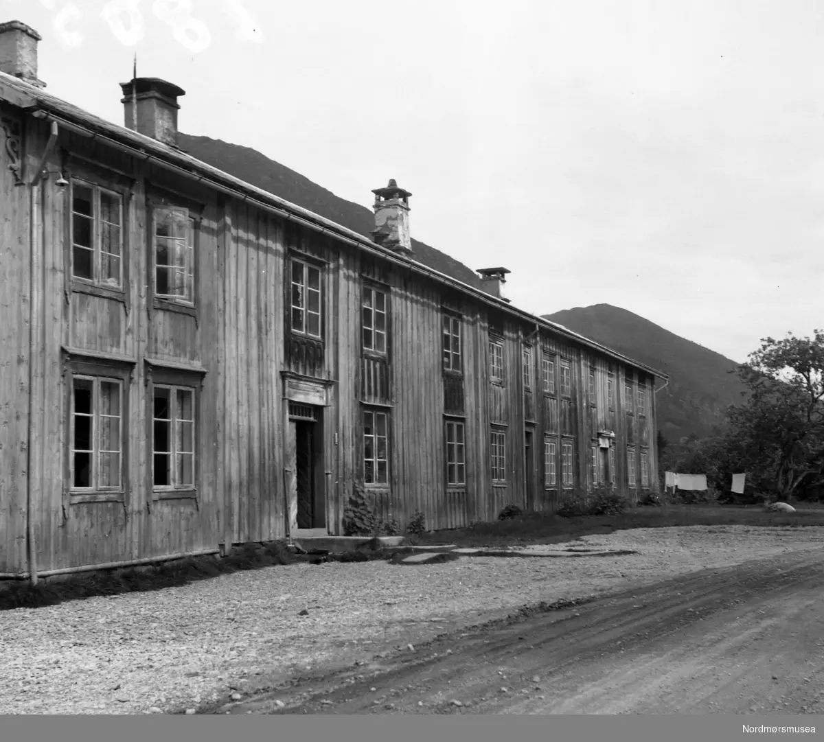 Våningshuset på den gamle storgården Øyen i Todalen. Se [Yderstads] nedtegnelser bind 12 side 143. Fra Nordmøre museums fotosamlinger. EFR2015
