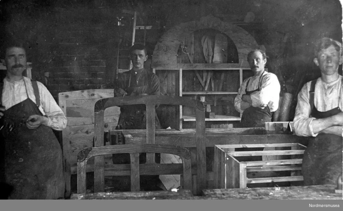 Gruppeportrett av arbeidere i produksjonslokalene ved Pettersens Møbelfabrikk i Flatsetsundet på Frei. snekker

Bilde fra fotoinnsamlinga i Frei 1978-79. Innsamla av Freielever på Nordlandet ungdomsskole og registrert av Arthur Oddvar Weltan. Fra Nordmøre Museum sin fotosamling.