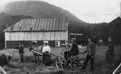 Gammel-løa på Kveldro før de bygde hovedbygningen. Fra høyre