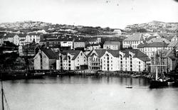 Postkort:  Havna i Kristiansund med Håla og Hålahaugen til v