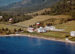 Flyfoto fra Tingvoll. Fabrikken vi ser midt på bildet er nå 