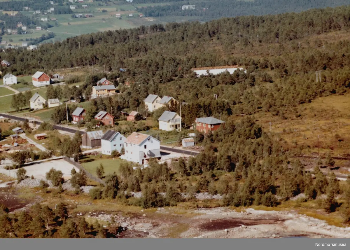 Flyfoto fra Solvoll på Tingvoll. Bildet er datert 30. juli 1963, og fotograf er Widerøe's Flyveselskap a/s. Fra Nordmøre Museums fotosamlinger. /Reg:EFR2013/
