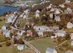 Flyfoto fra Esso Bensinstasjon samt bilverksted på Tingvoll.