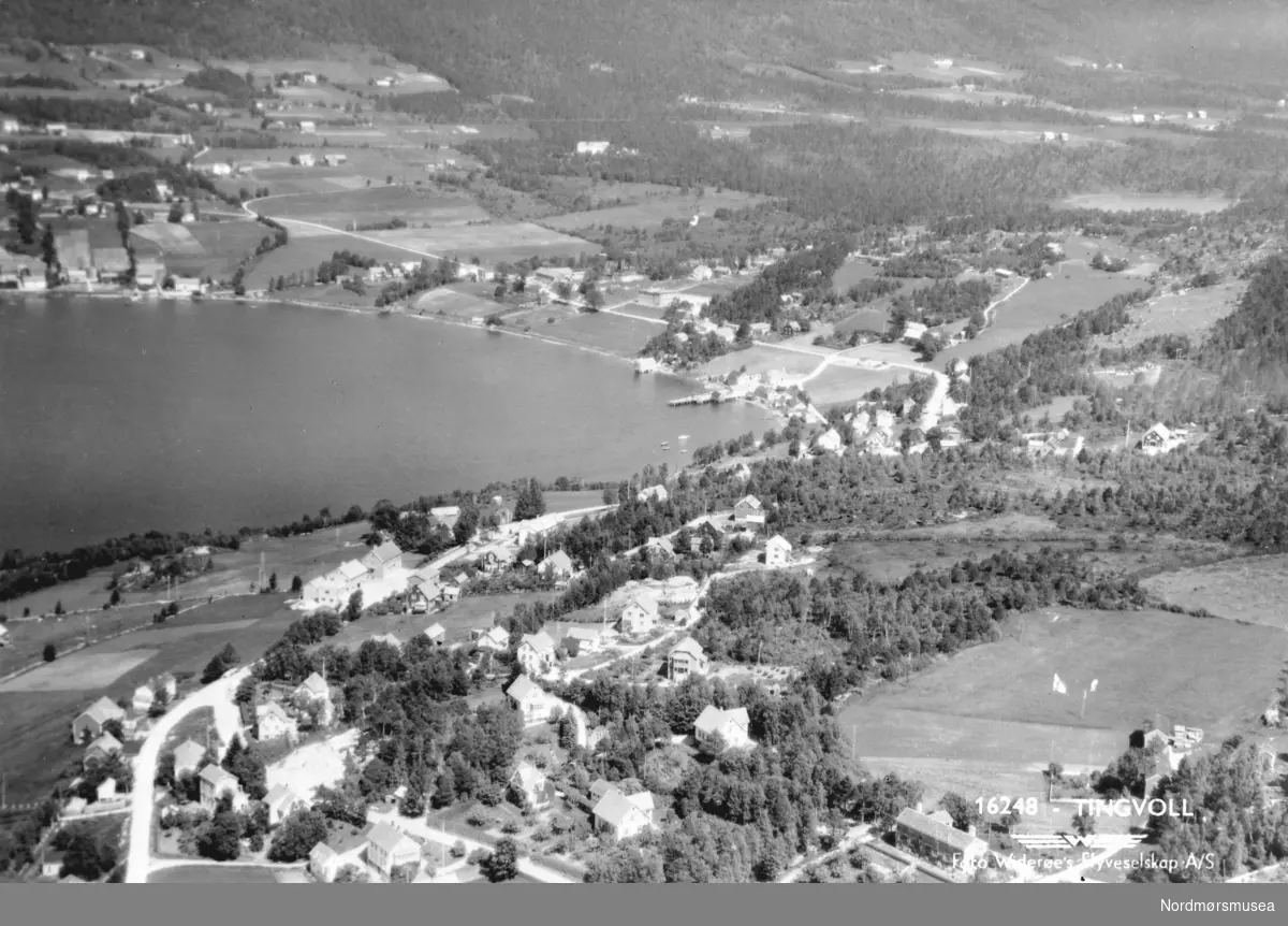Flyfoto over Tingvoll. Bildet er tatt av Widerøes flyveselskap a/s. Fra Nordmøre museums fotosamlinger. EFR2015
