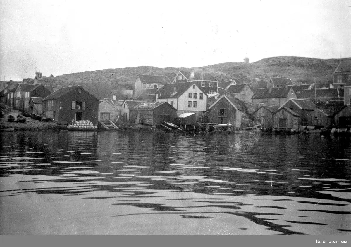 Foto trolig fra Hønebukta på Innlandet i Kristiansund. Fra Nordmøre museums fotosamlinger. EFR2015